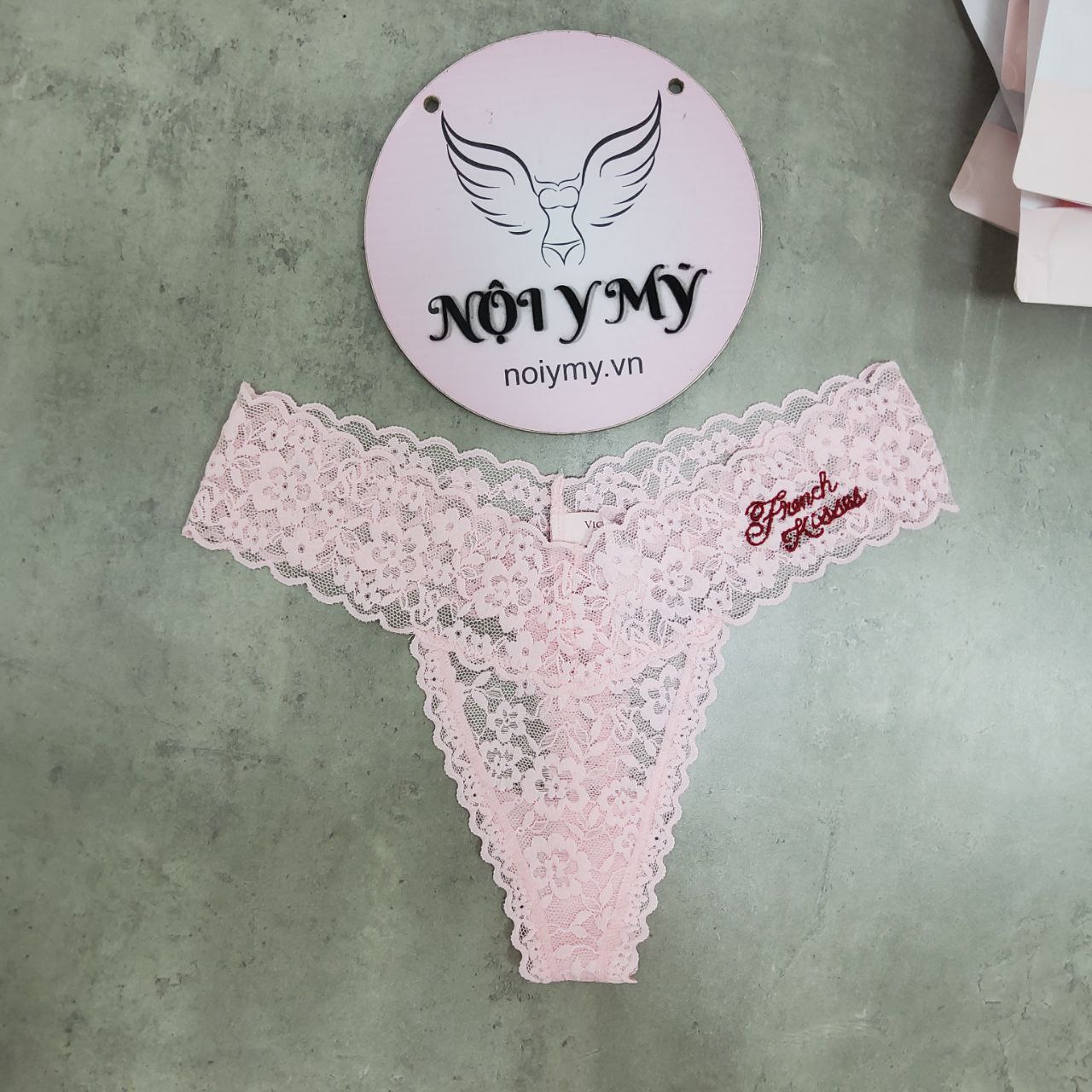 Quần lót Victoria Secret lọt khe ren màu hồng nhạt chữ 419060qb6