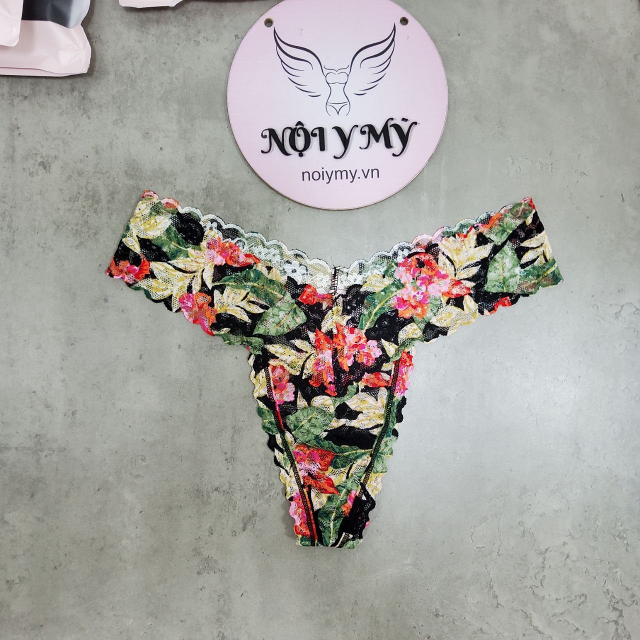 Quần lót Victoria Secret lọt khe phía sau đan dây màu đen hoa 419060qeh (Copy)