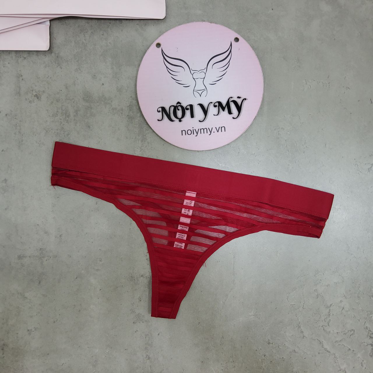 Quần lót Victoria Secret lọt khe ren lưới lưng logo màu đỏ đô 428785qd4