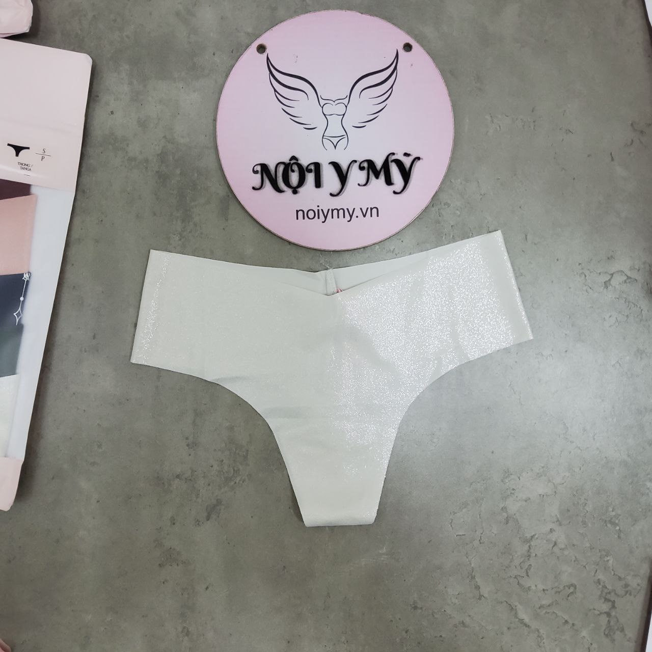 Quần lót Victoria’s Secret lọt khe thun lạnh không viền màu kem nhũ 431660qaf