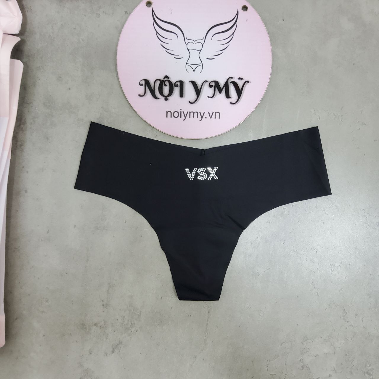 Quần lót Victoria’s Secret lọt khe thun lạnh không viền màu đen chữ đính đá 423367