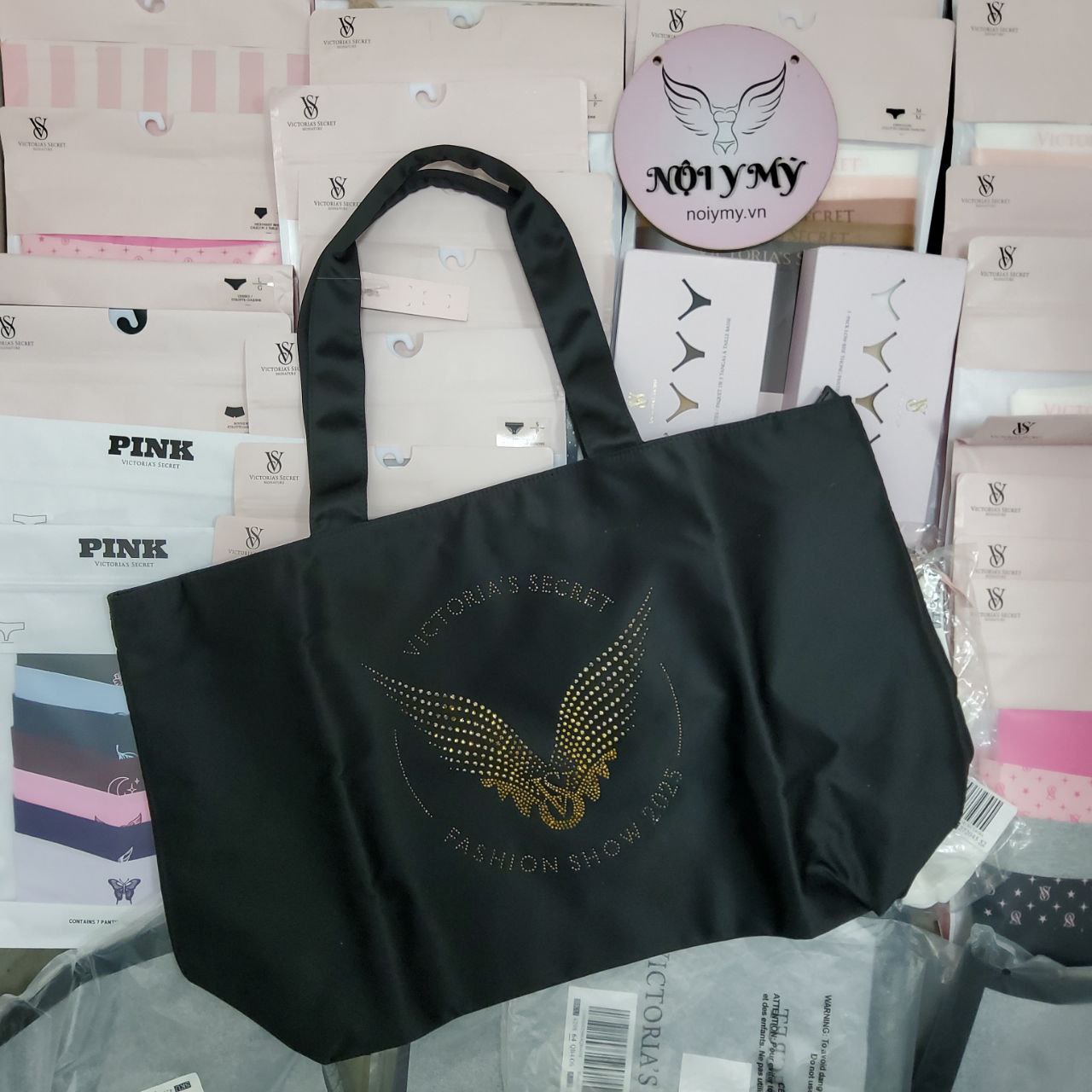 Túi Vic có khóa kéo vải đen đính đá họa tiết ngang 57x cao 36cm