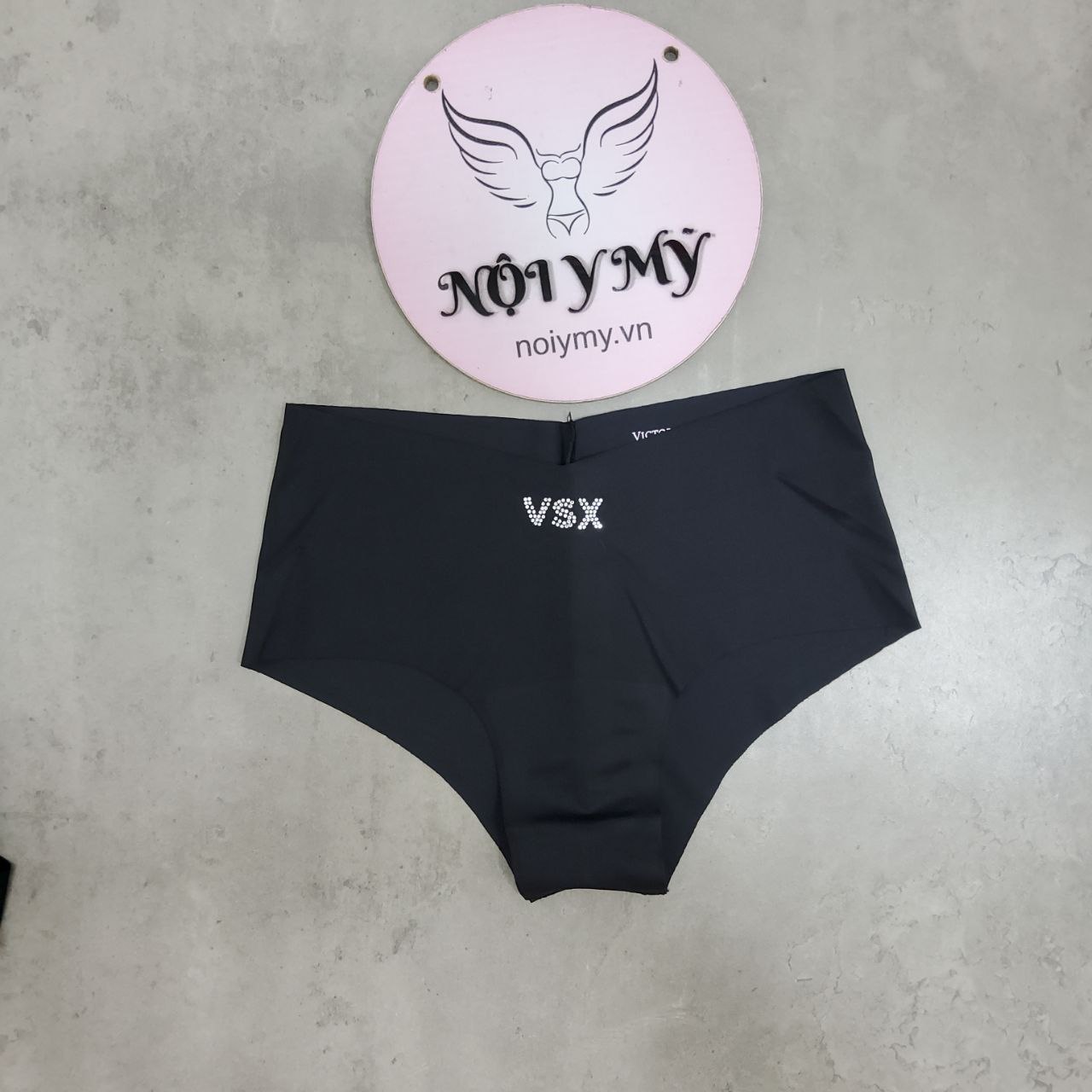 Quần lót Victoria Secret nửa mông thun lạnh không viền màu đen chữ đính đá VSX 423369