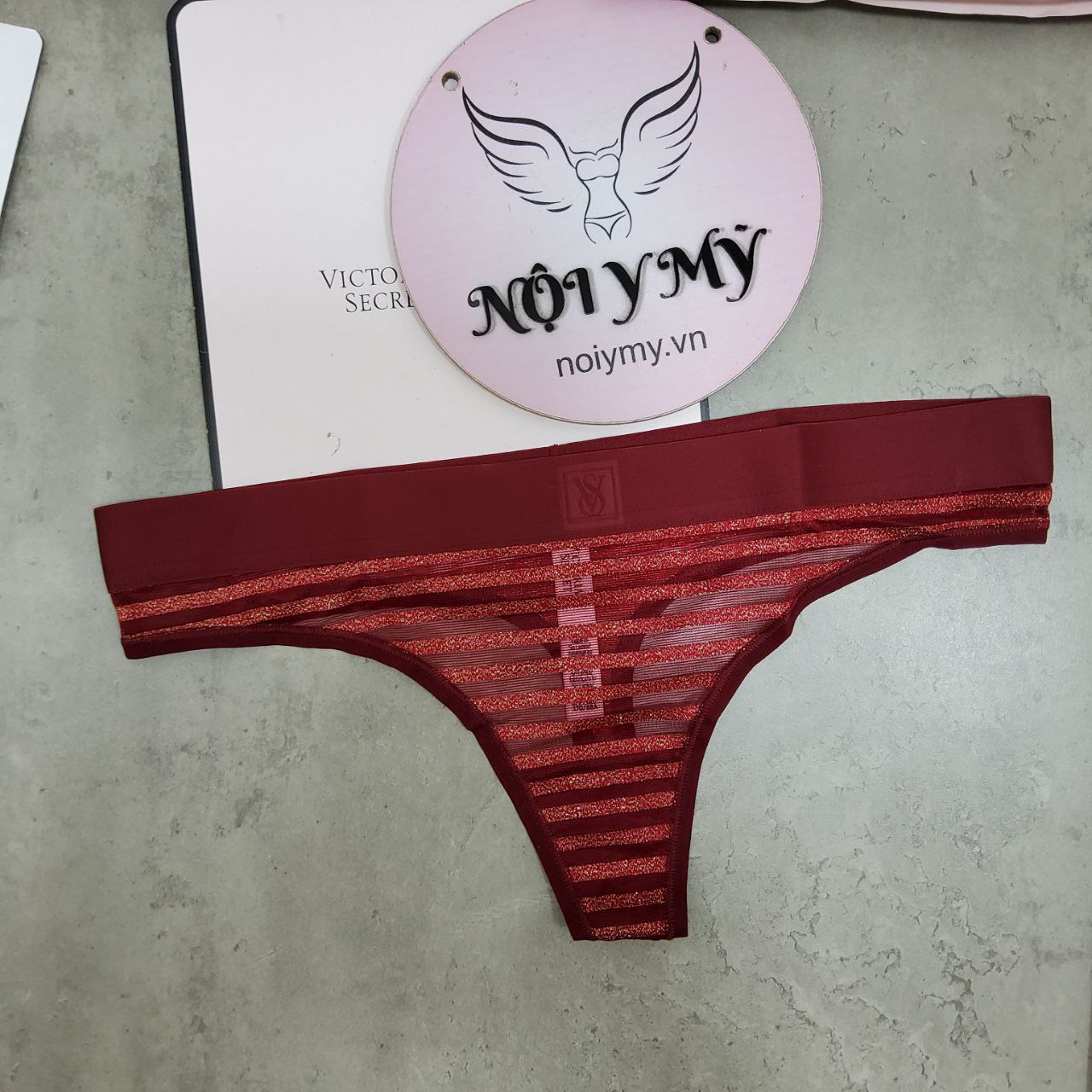 Quần lót Victoria Secret lọt khe ren lưng logo màu hồng kim sa 431754spy