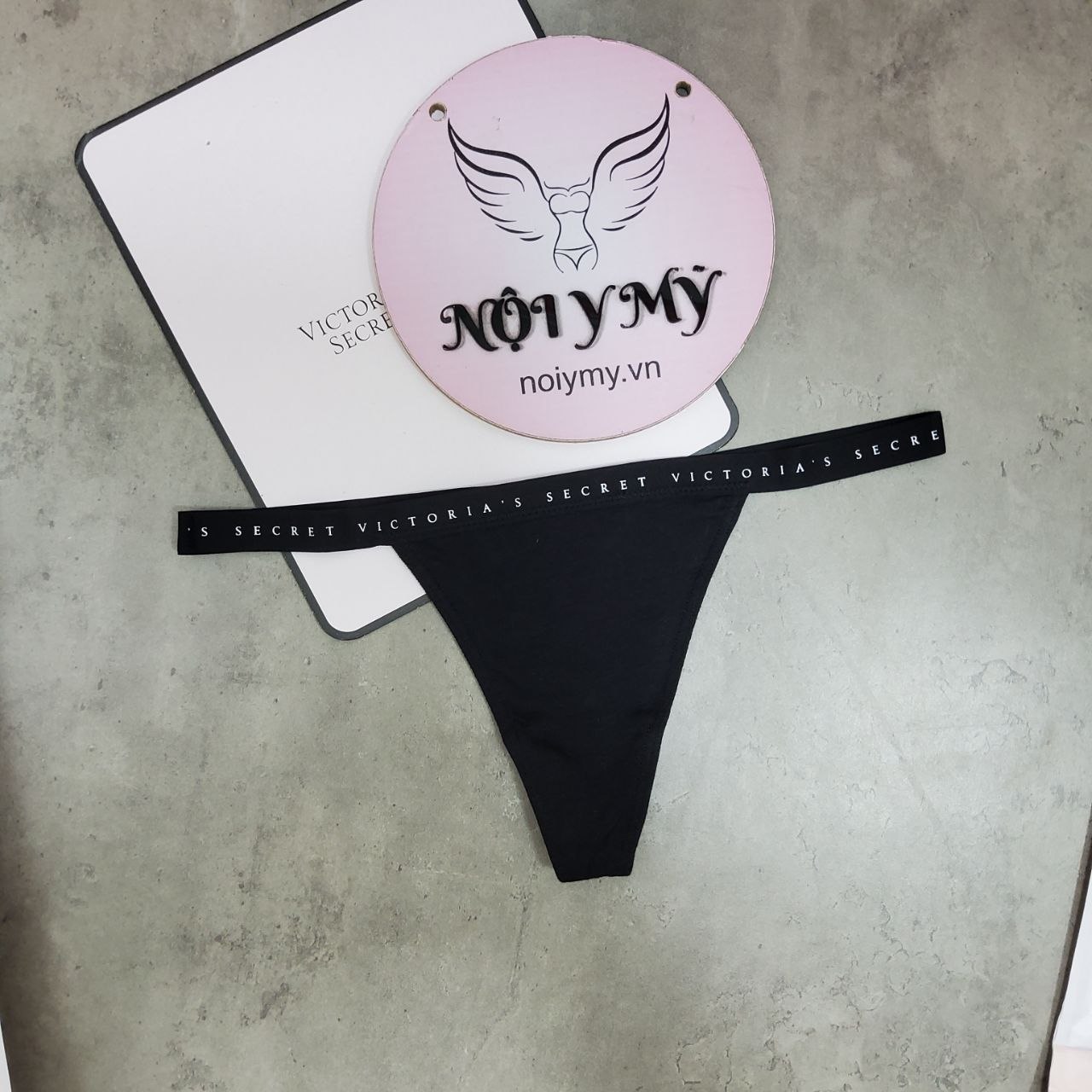 Quần lót Victoria Secret lọt khe dây thun cotton lưng logo màu đen 418366qb4
