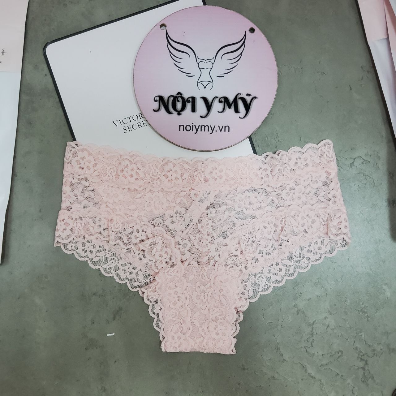 Quần lót Victoria Secret nửa mông ren màu hồng nhạt 419058qas