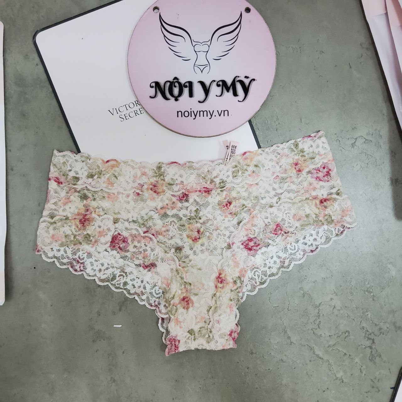 Quần lót Victoria Secret nửa mông ren màu trắng kem hoa 419058sqg