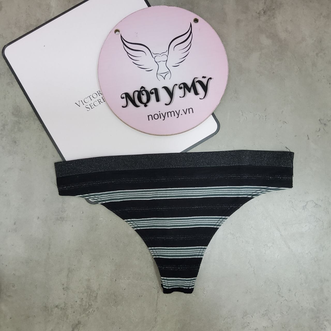 Quần lót Victoria Secret lọt khe thun seamless màu đen sọc kim sa 431743spu