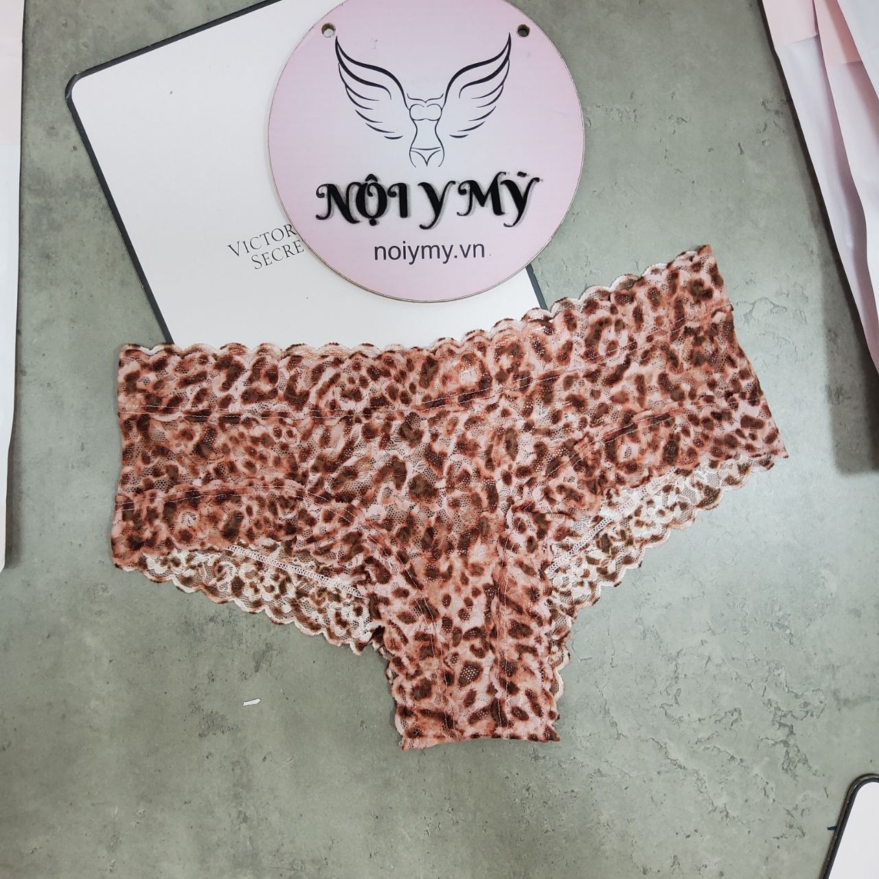 Quần lót Victoria Secret nửa mông ren màu hồng beo 433699qd7