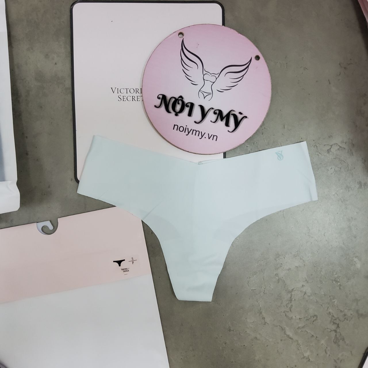 Quần lót Victoria’s Secret lọt khe thun lạnh không viền màu xanh ngọc nhạt 423367 (Sao chép)