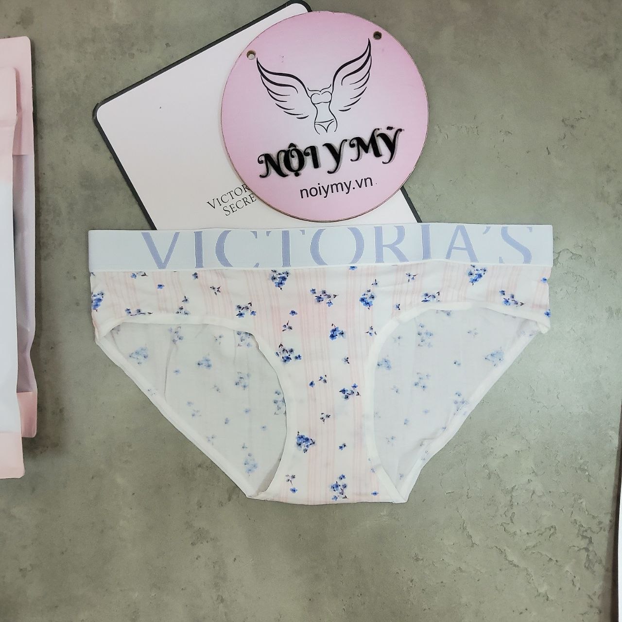 Quần lót Victoria’s Secret nguyên mông thun cotton lưng logo màu trắng hoa 433670