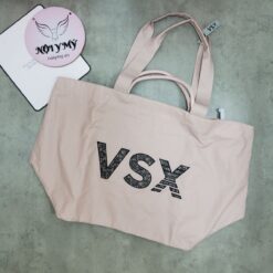 Túi VSX 433736 vải dù hồng nude chữ, ngang 56x cao 36x đáy 26cm..  Khóa dây kéo