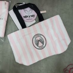 Túi VS khăn lông sọc hồng trắng họa tiết  Kích thước: ngang 56cm x cao 34cm x đáy 18cm Khóa nam châm