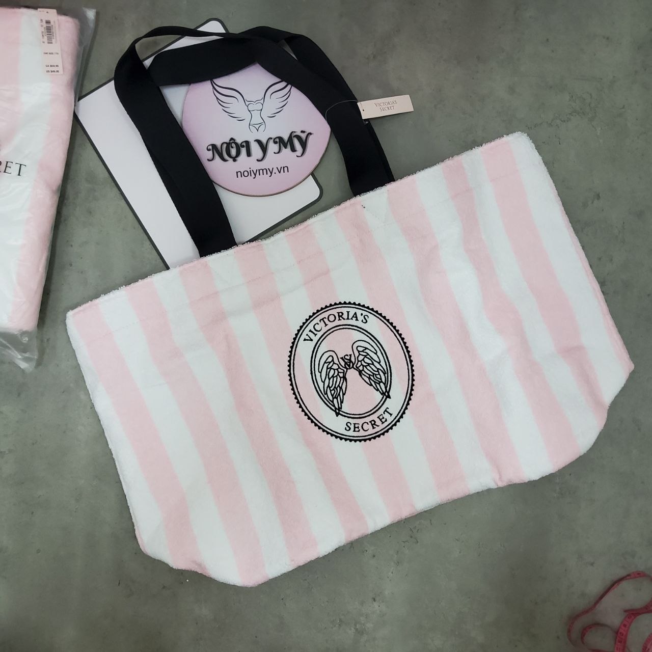 Túi VS khăn lông sọc hồng trắng họa tiết  Kích thước: ngang 56cm x cao 34cm x đáy 18cm Khóa nam châm