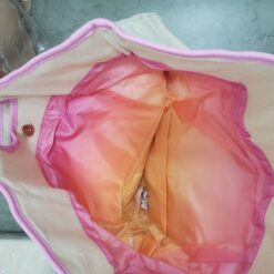Túi Vic vải bố màu kem logo khóa nam châm .ngang 50 x cao 30 x đáy 15cm