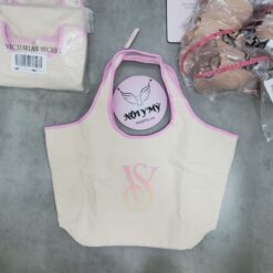 Túi Vic vải bố màu kem logo khóa nam châm .ngang 50 x cao 30 x đáy 15cm