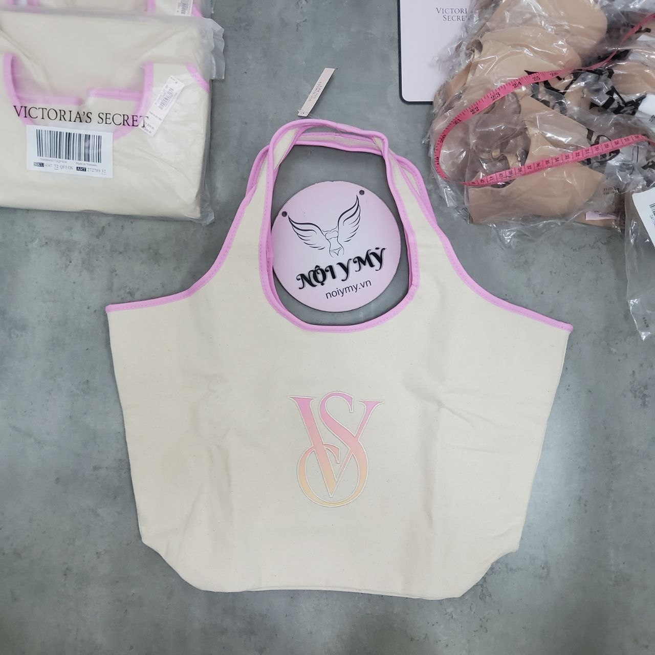 Túi Vic vải bố màu kem logo khóa nam châm .ngang 50 x cao 30 x đáy 15cm
